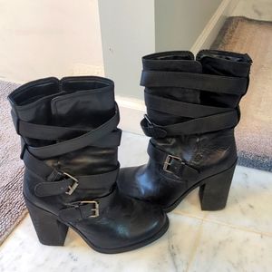 Slip on heeled boots